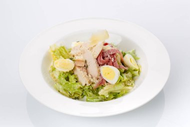 Restoran yiyecek. Ekmek bir plaka ile salata. Lezzetli yemekler.