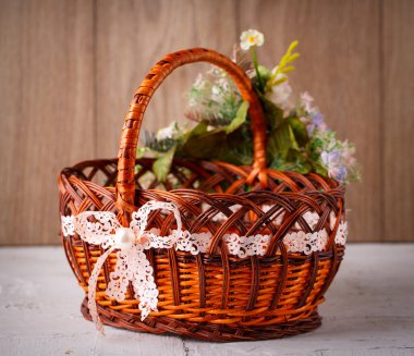 Festival sepeti ahşap zemin üzerine çiçeklerle süslenmiş.