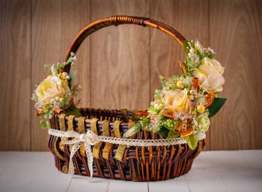 Tasarımcısı sepet çiçek ile dekore edilmiştir.