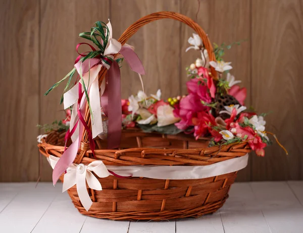Декоративная пасхальная корзина с цветами — стоковое фото