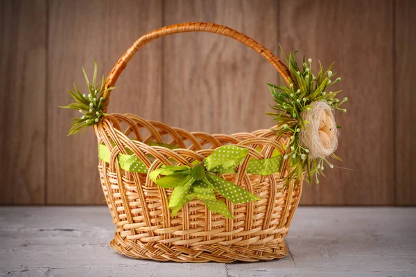 Cesta decorativa de Pascua con flores — Foto de Stock