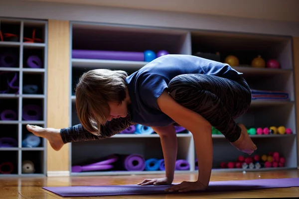 Pratik yoga, germe genç çekici kadın — Stok fotoğraf