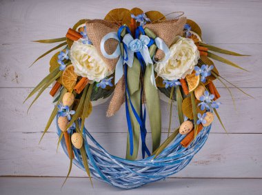 Bahar tarzı iç dekorasyon için bir kompozisyon. Hasır çelenk mutluluk ve refah bir semboldür