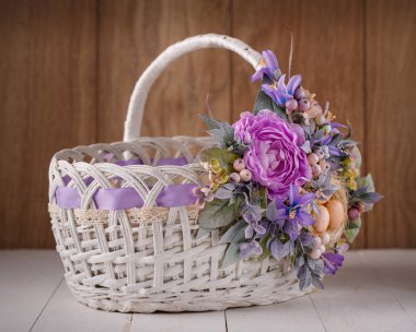 Festival sepeti ahşap zemin üzerine çiçeklerle süslenmiş.