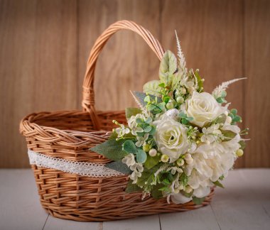 Çiçekli dekoratif Paskalya sepeti