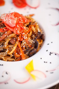 Tay tarzında noodles sebze ve sos ile