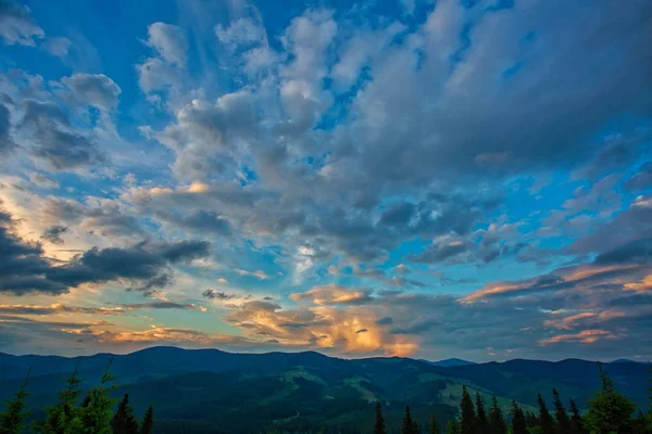 Paisaje de montaña. Puesta de sol. Concepto de vacaciones de verano y turismo — Foto de Stock