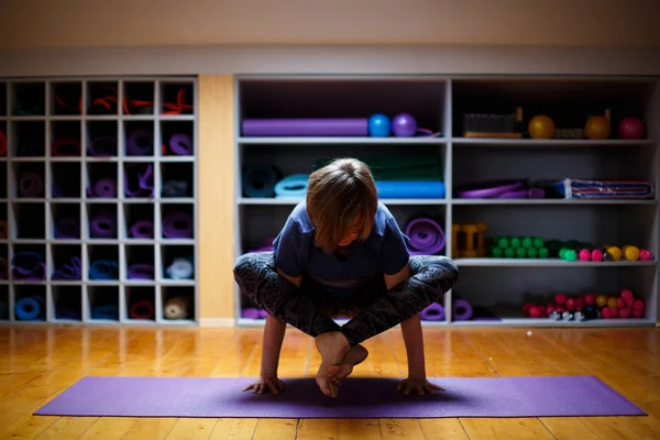 Fitness tjej gör yogaövningar — Stockfoto