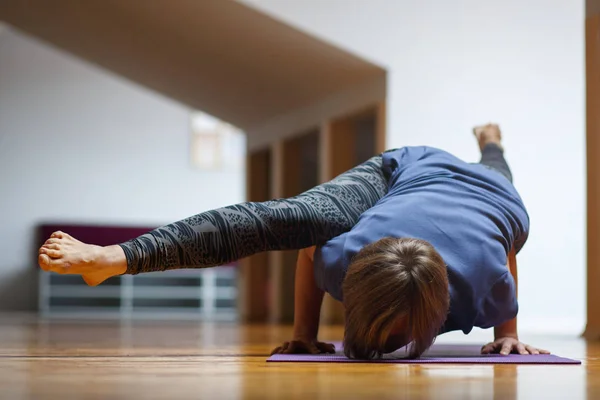 Närbild av ung kvinna som utövar yoga — Stockfoto