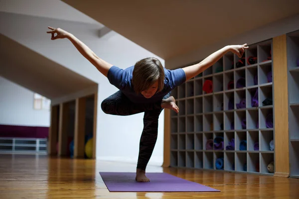 Ung och vacker kvinna gör yogaövningar — Stockfoto