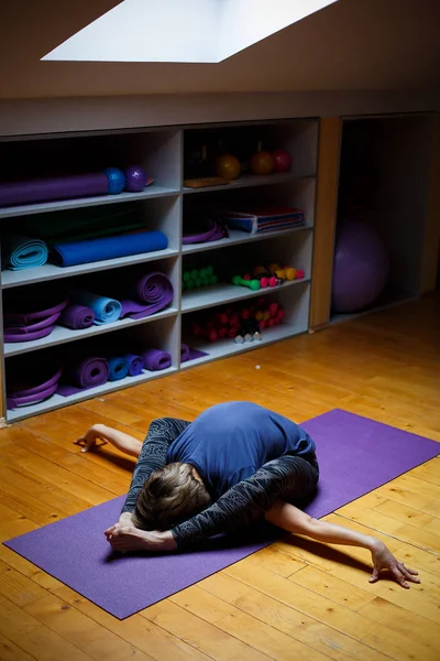 Flickan sitter i yoga pose gym. Avslappning meditation — Stockfoto