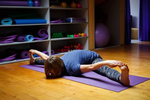 Fitness, sport, opleiding, gym en lifestyle concept - stretching van jonge vrouw — Stockfoto