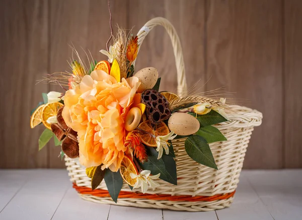Beautiful basket is decorated with a flower arrangement — Stock Photo, Image