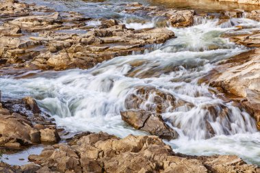 Fırtınalı bir dere ile Taşlı bir nehir. Doğal ve su yolu. Dağlarda sonbahar tatil