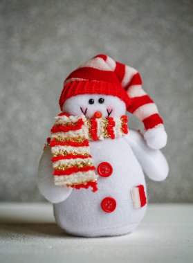 Atkı ve şapka takmış gülümseyen kardan adam oyuncağı..