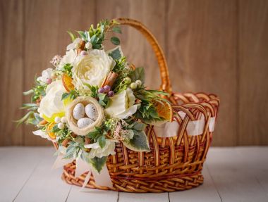 Tasarımcısı sepet çiçek ile dekore edilmiştir.