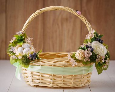 Çiçekli dekoratif Paskalya sepeti