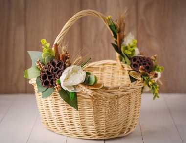 Tasarımcısı sepet çiçek ile dekore edilmiştir.