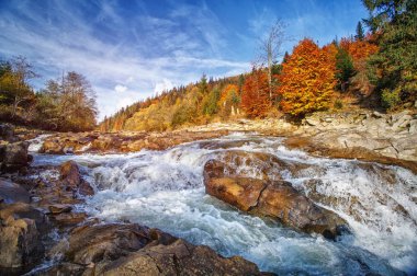 Geç sonbahar manzara. Bir fırtınalı dağ nehir taşları dağlarda olan