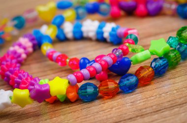 güzel el yapımı ahşap arka plan ile boncuk bilezik