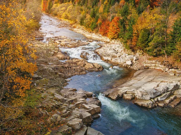 Быстрая горная река. Осенний лес. Сценический горный пейзаж — стоковое фото