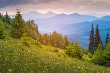 Dağ manzarası. Gün batımı. Alacakaranlıkta gökyüzü. Dramatik ve güzel akşam sahne