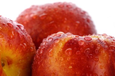 Şeftali. Islak baş beyaz izole meyve