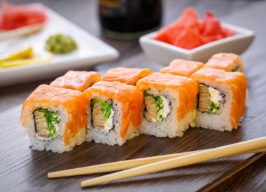 ahşap arka plan üzerinde renkli boncuklar yılan