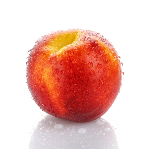 Персик з краплями ізольований — стокове фото