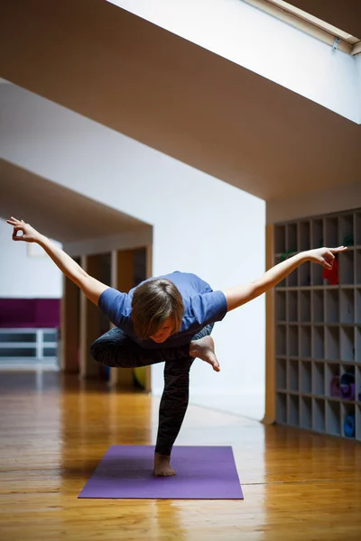 Ung attraktiv kvinna utövar yoga. — Stockfoto