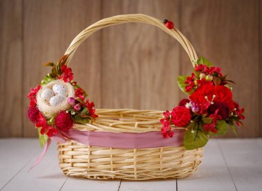el yapımı bambu sepet çiçeklerle süslenmiş