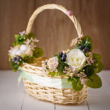 Tasarımcısı sepet çiçek ile dekore edilmiştir.