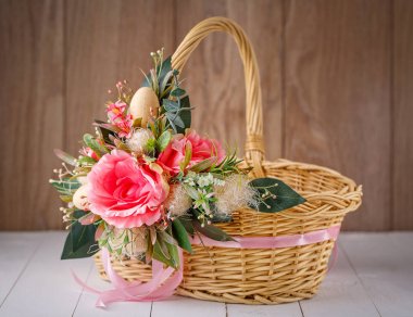 Çiçekli dekoratif Paskalya sepeti