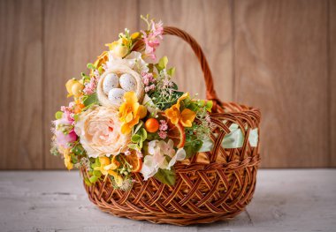 Paskalya sepeti çiçek ve bıldırcın yumurtası bileşimi ile dekore edilmiş