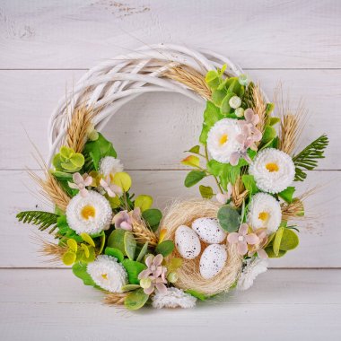İç dekorasyon. Çelenk çiçek ve Bıldırcın yumurta ile süslüdür