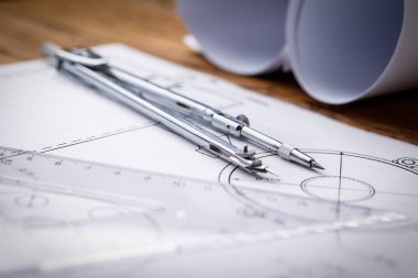 Mimari planlar ve plan rulo ve çizim aletleri worktable üzerinde. Pusula, çizim planlıyor. İnşaat Mühendisliği,