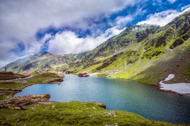 Dağ gölü. Göle kayaların arasında. Harika Vadisi. Yürüyüş ve Turizm kavramı. HDR