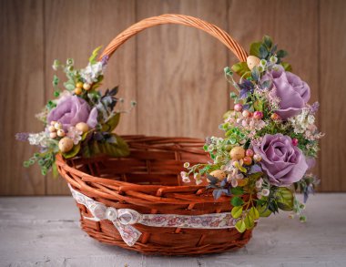Çiçeklerle süslenmiş dekoratif sepet