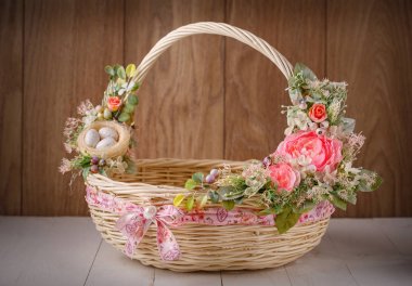 Çiçekli dekoratif Paskalya sepeti