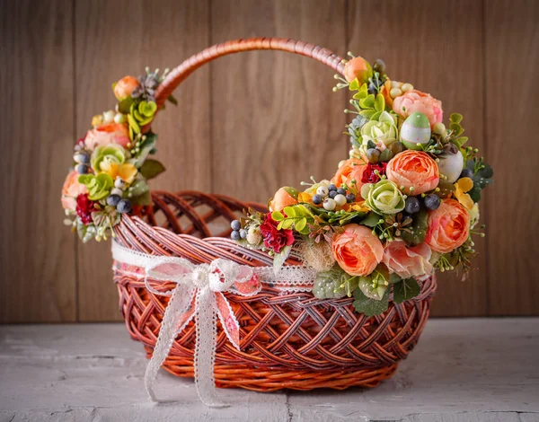 Decor voor het vieren van Pasen. Easter basket — Stockfoto