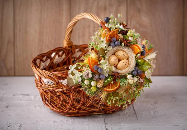 Cesta de Páscoa decorada com flores e composição de ovos de codorna — Fotografia de Stock