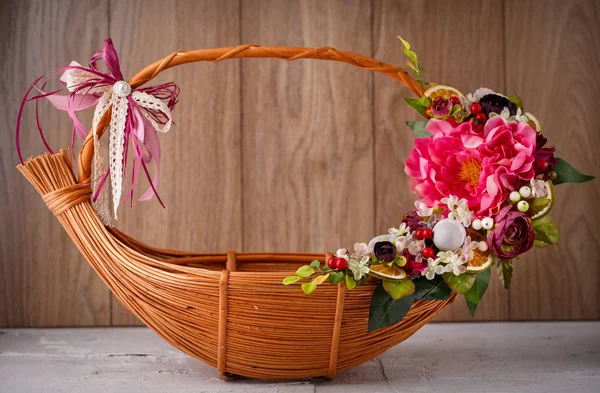 Корзина дизайнера украшена цветами. Плетеная корзина для празднования Пасхи и других праздников . — стоковое фото