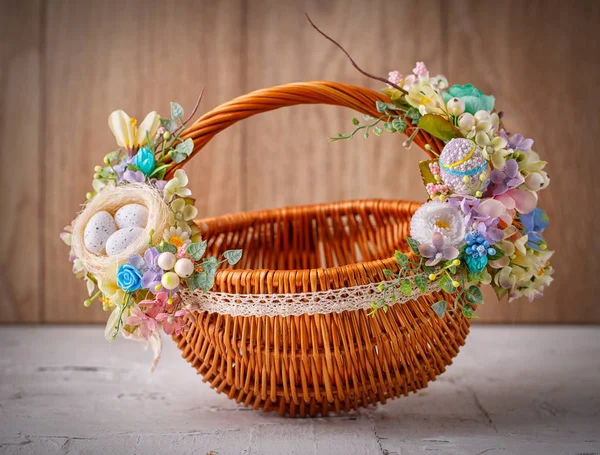 Beautiful decorative basket with flowers to celebrate Easter — Stock Photo, Image