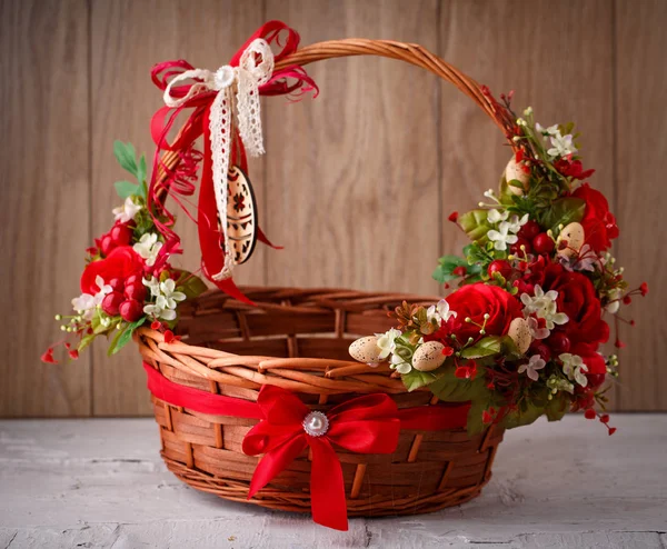 Ozdobny koszyk wielkanocny z kwiatami — Zdjęcie stockowe