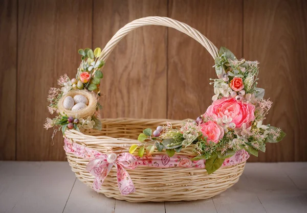 Декоративная пасхальная корзина с цветами — стоковое фото