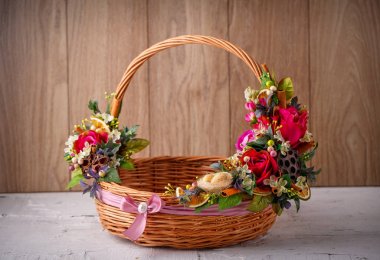 Paskalya kutlamak çiçekli güzel dekoratif sepet