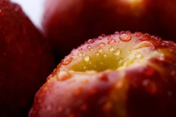 Pêssegos vermelhos maduros com gotas — Fotografia de Stock