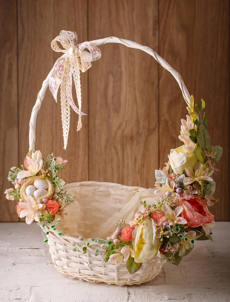 Decoración para celebrar la Pascua. Cesta de Pascua — Foto de Stock