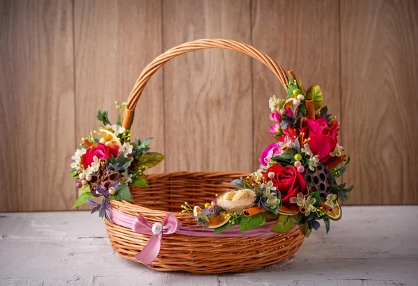 Mooie decoratieve mand met bloemen te vieren Pasen — Stockfoto