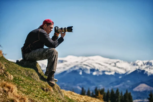 Natura fotograf podróżnika przy Fotografia piękny krajobraz — Zdjęcie stockowe